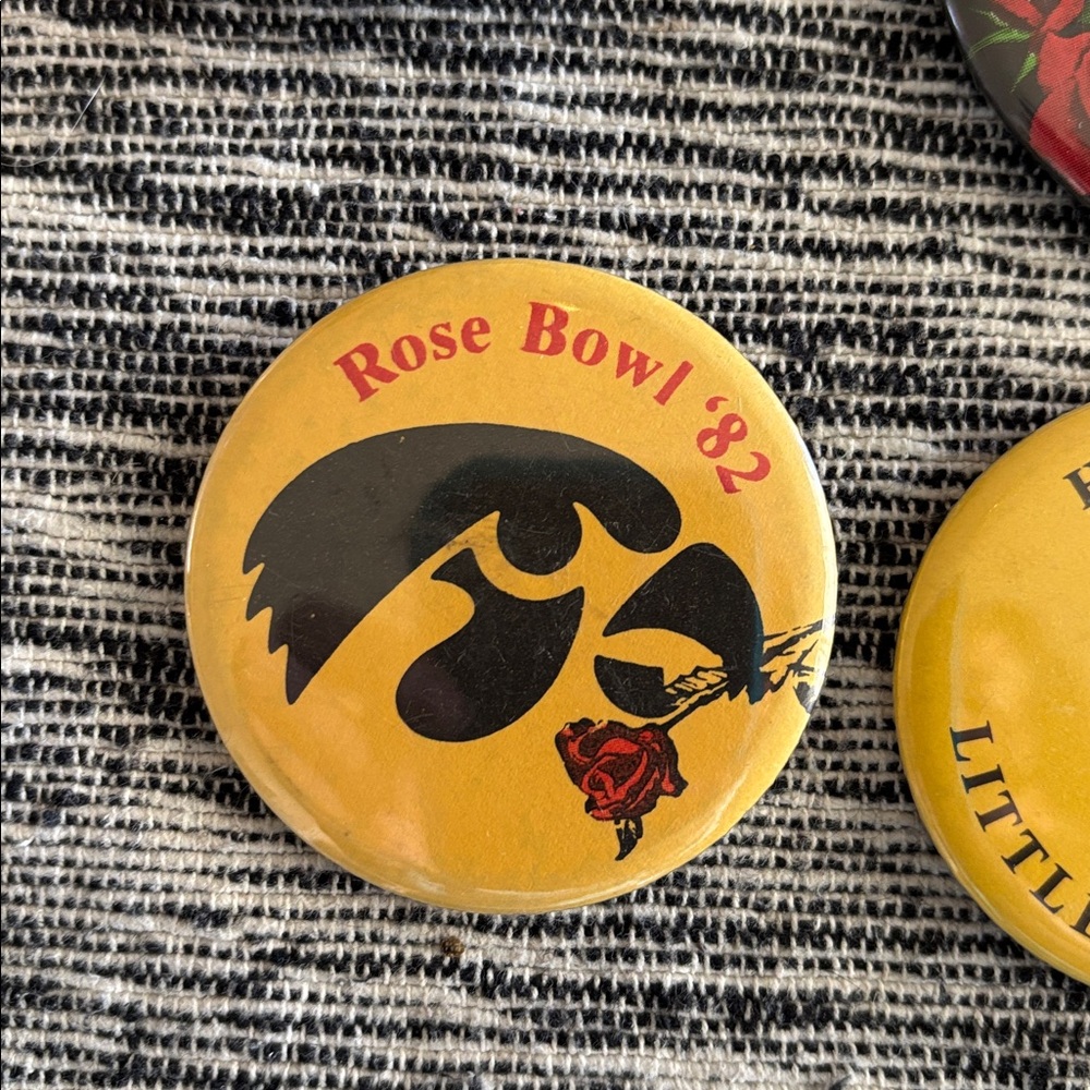 Vintage University of Iowa Hawkeyes Football Button Pin Rose Bowl 80’s - Picture 5 of 6